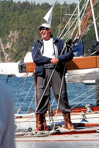 IVRIG SEILER: Kong Harald har drevet med seiling i alle år, og er stolt over å ha vunnet med sin fars gamle båt "Sira". IVRIG SEILER: Kong Harald har drevet med seiling i alle år, og er stolt over å ha vunnet med sin fars gamle båt "Sira".