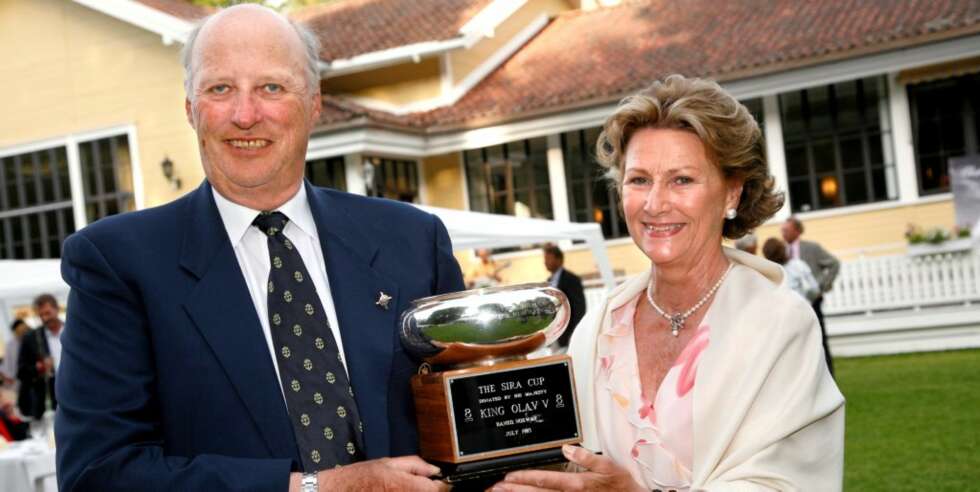VANDREPOKAL: Kong Harald vant farens, avdøde kong Olav, vandrepokal. VANDREPOKAL: Kong Harald vant farens, avdøde kong Olav, vandrepokal.