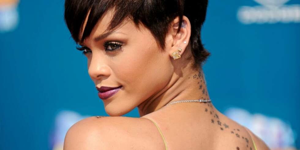STILLER IKKE I PLAYBOY: Rihanna nekter å kle av seg på bilder. Da kommer moren til å drepe henne, sier hun. STILLER IKKE I PLAYBOY: Rihanna nekter å kle av seg på bilder. Da kommer moren til å drepe henne, sier hun.