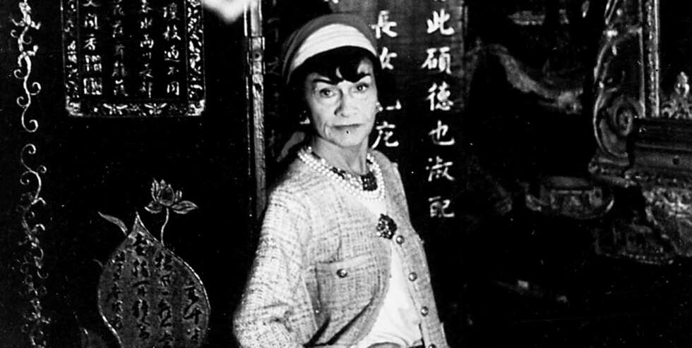 LLEGENDE: Coco Chanel var en legendarisk fransk desiner. Hun er kanskje mest kjent for sin parfyme, Chanel No. 5, og den populære Chanel-drakten som hun her bærer. LLEGENDE: Coco Chanel var en legendarisk fransk desiner. Hun er kanskje mest kjent for sin parfyme, Chanel No. 5, og den populære Chanel-drakten som hun her bærer.