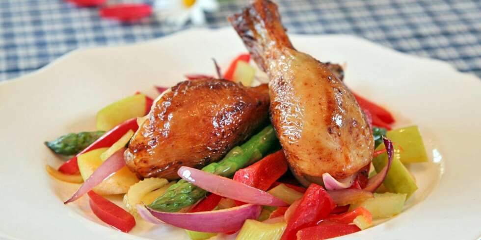 Grillet kylling smaker deilig med en lun, men knasende sprø salat til. Grillet kylling smaker deilig med en lun, men knasende sprø salat til.