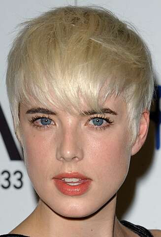 SEXY: Supermodellen Agyness Deyn kler sin blonde korte sveis. SEXY: Supermodellen Agyness Deyn kler sin blonde korte sveis.