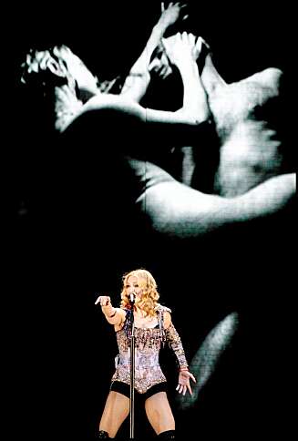FORRYKENDE SCENESHOW: Madonna er kjent for å servere litt av noen sceneshow når hun opprer. FORRYKENDE SCENESHOW: Madonna er kjent for å servere litt av noen sceneshow når hun opprer.