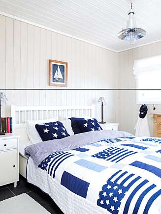 Hovedsoverommet er delikat innredet med seng og nattbord fra Ikea. Sengeteppet er fra Lexington, Verket Interiør, og de matchende strikkeputene med stjerner er fra Gant, Hødnebø Home Bærums Verk. Hovedsoverommet er delikat innredet med seng og nattbord fra Ikea. Sengeteppet er fra Lexington, Verket Interiør, og de matchende strikkeputene med stjerner er fra Gant, Hødnebø Home Bærums Verk.