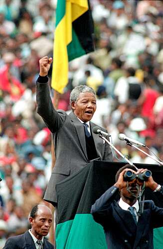 LOVER FORSONING: Nelson Mandela, under talen i Cape Town etter løslatelsen i 1990, hvor han lover fred og forsoning med den hvite befolkningen. LOVER FORSONING: Nelson Mandela, under talen i Cape Town etter løslatelsen i 1990, hvor han lover fred og forsoning med den hvite befolkningen.