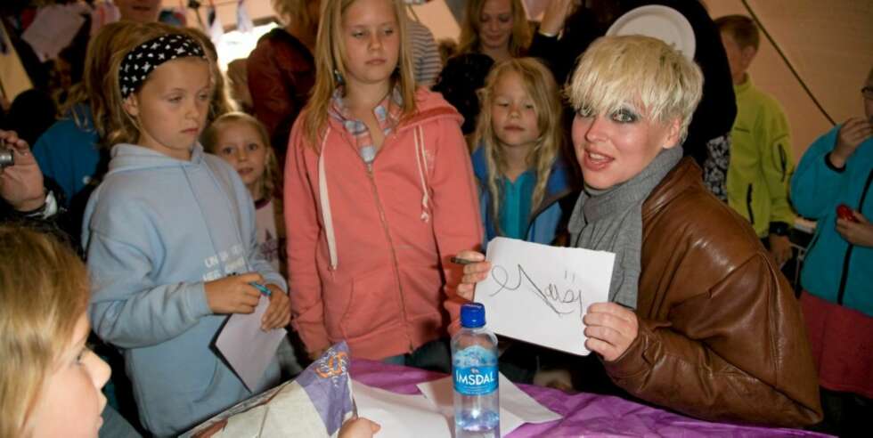 ELSKER FANSEN: Mariann er ydmyk overfor fansen sin, og skriver gledelig autografer. ELSKER FANSEN: Mariann er ydmyk overfor fansen sin, og skriver gledelig autografer.