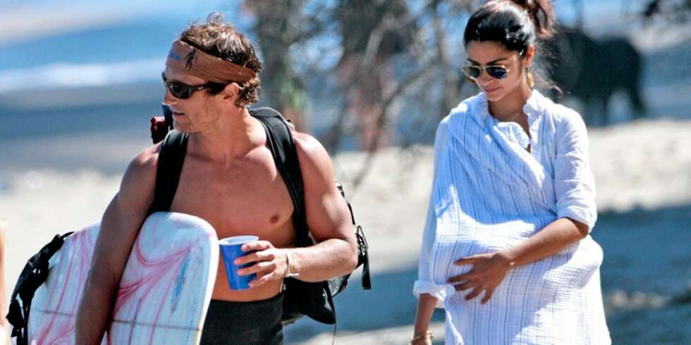 PÅ VIFT: Matthew McConaughey og Camilla Alves tok med sønnen Levi på stranda PÅ VIFT: Matthew McConaughey og Camilla Alves tok med sønnen Levi på stranda
