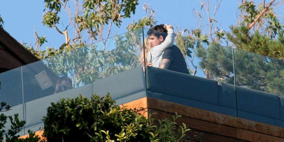 SATSET: Jennfier Aniston trodde hun hadde funnet den store kjærligheten i John Mayer. Her omfavner de hverandre hos Jens venninne Courteney Cox. SATSET: Jennfier Aniston trodde hun hadde funnet den store kjærligheten i John Mayer. Her omfavner de hverandre hos Jens venninne Courteney Cox.