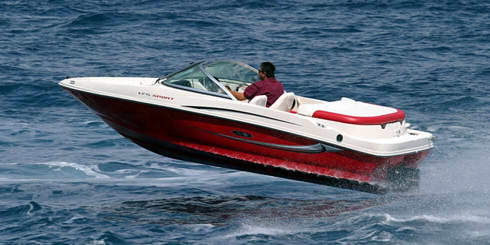 Sea Rays minste bowrider, 175 Sport, er en morsom liten sak utstyrt med Mercruisers minste 135 hk bensinmotor og Alpha 1 drev. Prisen ligger rett over 200 000 kroner. Sea Rays minste bowrider, 175 Sport, er en morsom liten sak utstyrt med Mercruisers minste 135 hk bensinmotor og Alpha 1 drev. Prisen ligger rett over 200 000 kroner.