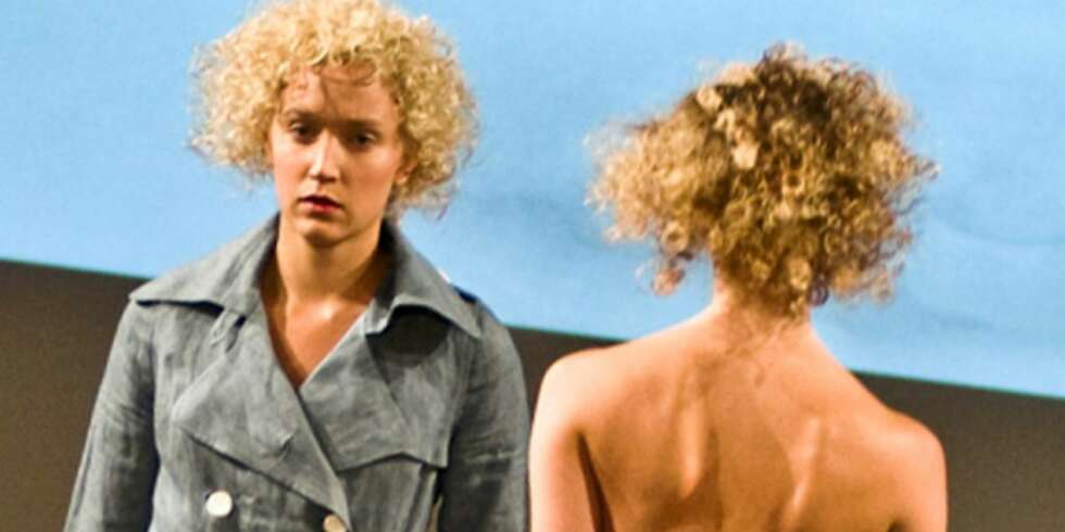 Det er på tide at Staten og norsk næringsliv ser verdien i å sponse norsk design, uttaler flere av bransjens aktører. Her fra trendvisningen under åpningen av Oslo Fashion Week. Det er på tide at Staten og norsk næringsliv ser verdien i å sponse norsk design, uttaler flere av bransjens aktører. Her fra trendvisningen under åpningen av Oslo Fashion Week.