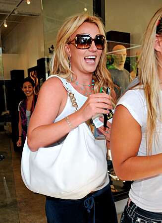 SMILER IGJEN: Britney Spears har fått orden på livet sitt de siste ukene, og har endelig fått smilet tilbake. SMILER IGJEN: Britney Spears har fått orden på livet sitt de siste ukene, og har endelig fått smilet tilbake.
