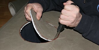 PLATA klipper du først til ved å legge deg på et gulv i den stillingen du bruker under kikkefiske. Lag en tusjring rundt et lite kjelelokk, og skjær ut hullet med en skarp kniv. PLATA klipper du først til ved å legge deg på et gulv i den stillingen du bruker under kikkefiske. Lag en tusjring rundt et lite kjelelokk, og skjær ut hullet med en skarp kniv.
