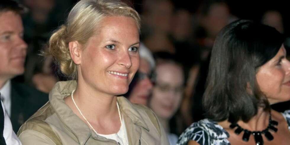 VANT PRIS: Kronprinsesse Mette-Marit ble kåret til "Årets Ambassadør" under åpningen av Oslo Fashion Week tirsdag kveld. VANT PRIS: Kronprinsesse Mette-Marit ble kåret til "Årets Ambassadør" under åpningen av Oslo Fashion Week tirsdag kveld.