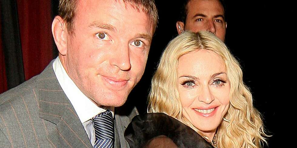 SMILTE BREDT: Madonna og Guy Ritchie koste seg på hennes bursdagsfeiring lørdag. SMILTE BREDT: Madonna og Guy Ritchie koste seg på hennes bursdagsfeiring lørdag.