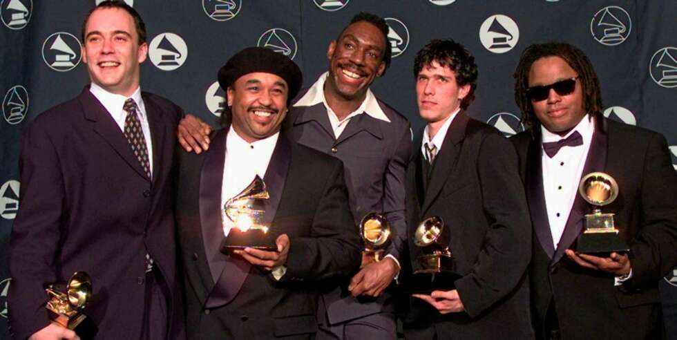 PRISBELØNNET: Dave Matthews Band har lang fartstid i musikkbransjen og har vunnet en rekke priser. Her under Grammy-utdelingen i 1997. Far venstre: Dave Matthews, Carter Beauford, Boyd Tinsley, Stefan Lessard og Leroi Moore. PRISBELØNNET: Dave Matthews Band har lang fartstid i musikkbransjen og har vunnet en rekke priser. Her under Grammy-utdelingen i 1997. Far venstre: Dave Matthews, Carter Beauford, Boyd Tinsley, Stefan Lessard og Leroi Moore.