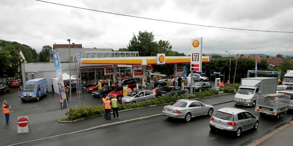 Shell har satt ned bensinprisen med nesten 50 øre, men det er fortsatt et godt stykke igjen til det er like billig som det var da Shell og 7-Eleven startet sitt samarbeid på tåsen tidligere i år. Shell har satt ned bensinprisen med nesten 50 øre, men det er fortsatt et godt stykke igjen til det er like billig som det var da Shell og 7-Eleven startet sitt samarbeid på tåsen tidligere i år.