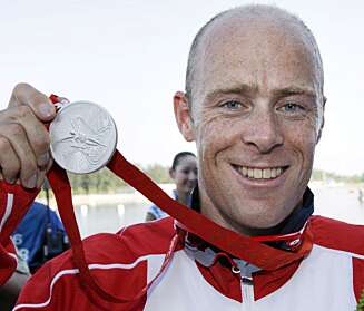 GLAD SØLVVINNER: Eirik Verås Larsen viser stolt fram sølvmedaljen fra Beijing. GLAD SØLVVINNER: Eirik Verås Larsen viser stolt fram sølvmedaljen fra Beijing.