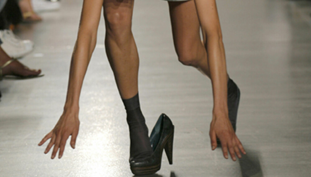 Nok et eksempel på at høye hæler og glatt catwalk kan være snublende nær pinlige fall. Nok et eksempel på at høye hæler og glatt catwalk kan være snublende nær pinlige fall.