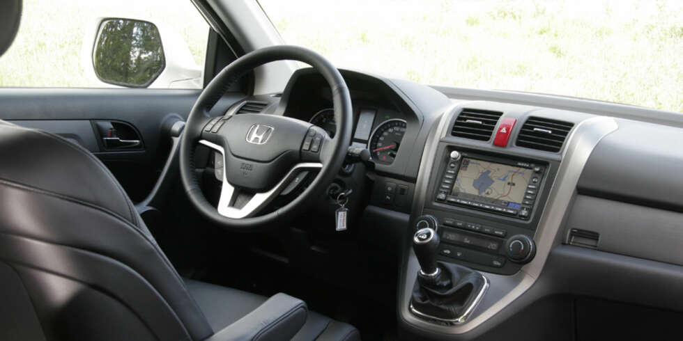 Forbes kårer Honda CR-V som den beste bilen blant kompaktklasseSUVene å sitte i kø i. I vår test kan du blant annet lese at den er like god å sitte i i baksetene som i den utsøkte førerplassen med høyt plassert girspak. Forbes kårer Honda CR-V som den beste bilen blant kompaktklasseSUVene å sitte i kø i. I vår test kan du blant annet lese at den er like god å sitte i i baksetene som i den utsøkte førerplassen med høyt plassert girspak.