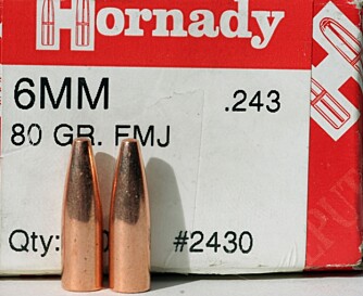 Utvalget i 6 mm heilmantelkuler er heller kleint. En av få er 80 grs Hornady FMJ, men denne er god. Litt butt i tupp, presis og effektiv. (Foto: Jørund Lien) Utvalget i 6 mm heilmantelkuler er heller kleint. En av få er 80 grs Hornady FMJ, men denne er god. Litt butt i tupp, presis og effektiv. (Foto: Jørund Lien)