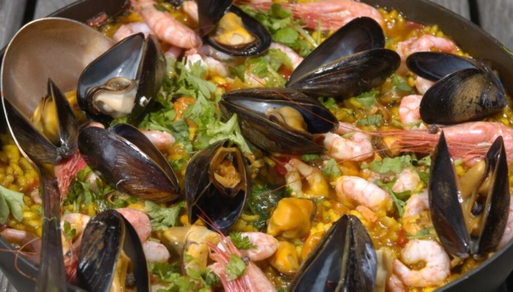 PAELLA PÅ NORSK: Denne paellaen smaker fantastisk på øya en sommerkveld. Du trenger to bluss – ett til den kokende kraften, og ett til paellaen. Alternativt kan fiskekraften tas med i termos, slik at den er varm når risottoen skal tilberedes. (Foto: Yngve Ask) PAELLA PÅ NORSK: Denne paellaen smaker fantastisk på øya en sommerkveld. Du trenger to bluss – ett til den kokende kraften, og ett til paellaen. Alternativt kan fiskekraften tas med i termos, slik at den er varm når risottoen skal tilberedes. (Foto: Yngve Ask)