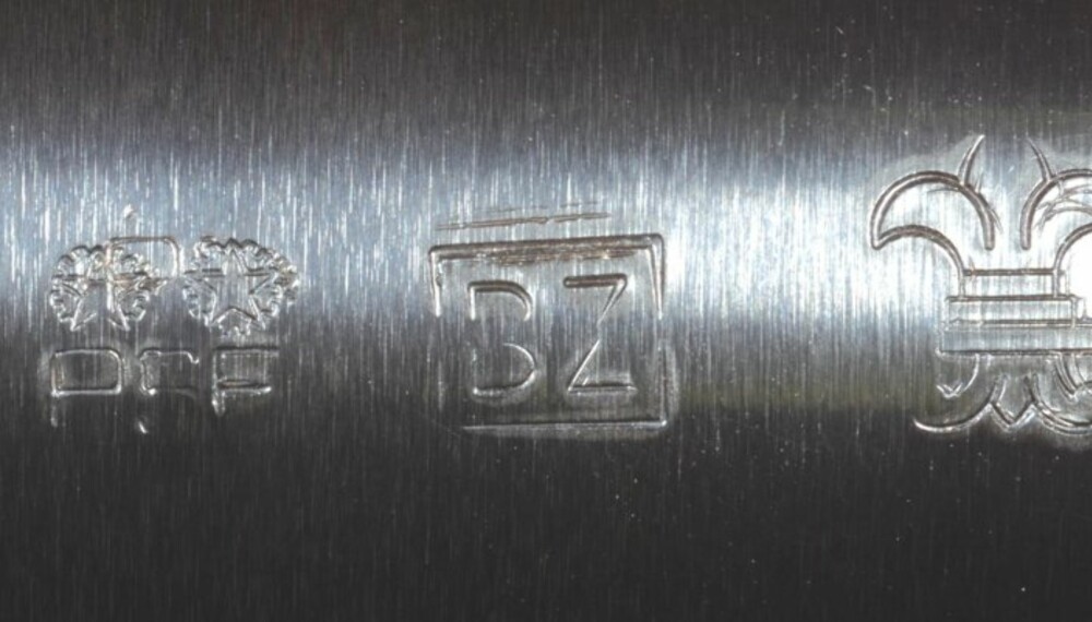 En Beretta Silver Pigeon. Merke nummer to fra venstre er Italias stempel for Magnum. Det helt til høyre er Fleur de Lys og betyr at hagla er godkjent for bruk med stålhagl av type High Performance. En Beretta Silver Pigeon. Merke nummer to fra venstre er Italias stempel for Magnum. Det helt til høyre er Fleur de Lys og betyr at hagla er godkjent for bruk med stålhagl av type High Performance.