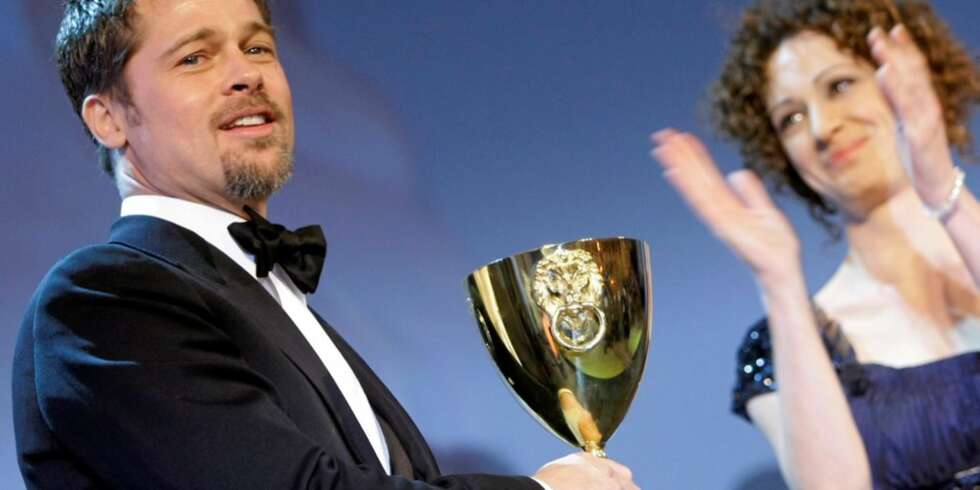 MOTTOK PRIS: Brad Pitt mottok endelig prisen for "Beste skuespiller" under åpningen av filmfestivalne i Venezia onsdag - ett år etter at han vant den. MOTTOK PRIS: Brad Pitt mottok endelig prisen for "Beste skuespiller" under åpningen av filmfestivalne i Venezia onsdag - ett år etter at han vant den.
