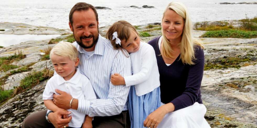 FAMILIEFERIE: Kronprinsfamilien har kost seg på familieferie i Risør i sommer. Til vinteren skal de kose seg på hytta i Buskerud. FAMILIEFERIE: Kronprinsfamilien har kost seg på familieferie i Risør i sommer. Til vinteren skal de kose seg på hytta i Buskerud.