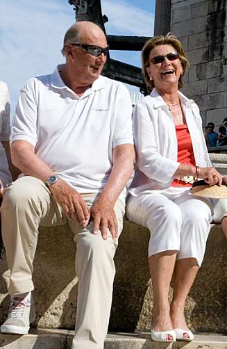 MUNTER FEIRING: Kong Harald og dronning Sonja legger ut på et to uker langt cruise med barn, svigerbarn og barnebarn med kongeskipet Norge. MUNTER FEIRING: Kong Harald og dronning Sonja legger ut på et to uker langt cruise med barn, svigerbarn og barnebarn med kongeskipet Norge.