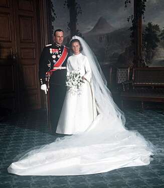 ENDELIG GIFT: Det skulle ta ni år før de kunne gifte seg. Her er kronprins Harald og kronprinsesse Sonja på bryllupsdagen for 40 år siden. ENDELIG GIFT: Det skulle ta ni år før de kunne gifte seg. Her er kronprins Harald og kronprinsesse Sonja på bryllupsdagen for 40 år siden.