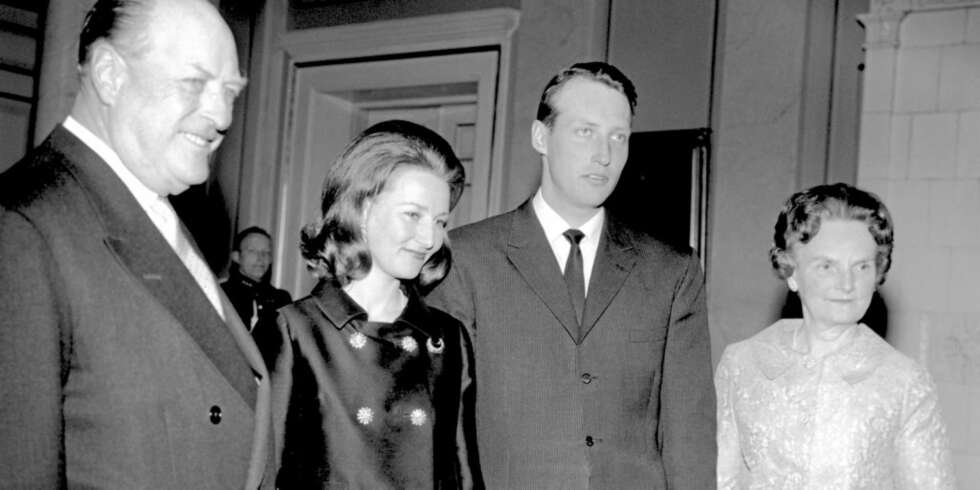 NYFORLOVET: Kong Olav, Sonja Haraldsen, kronprins Harald og Dagny Haraldsen fotograferes etter forlovelsen 19. mars 1968 NYFORLOVET: Kong Olav, Sonja Haraldsen, kronprins Harald og Dagny Haraldsen fotograferes etter forlovelsen 19. mars 1968