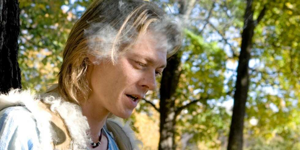 I RØYKEN: Kristoffer Joner har gått ned fra 40 til 15 sigaretter om dagen I RØYKEN: Kristoffer Joner har gått ned fra 40 til 15 sigaretter om dagen