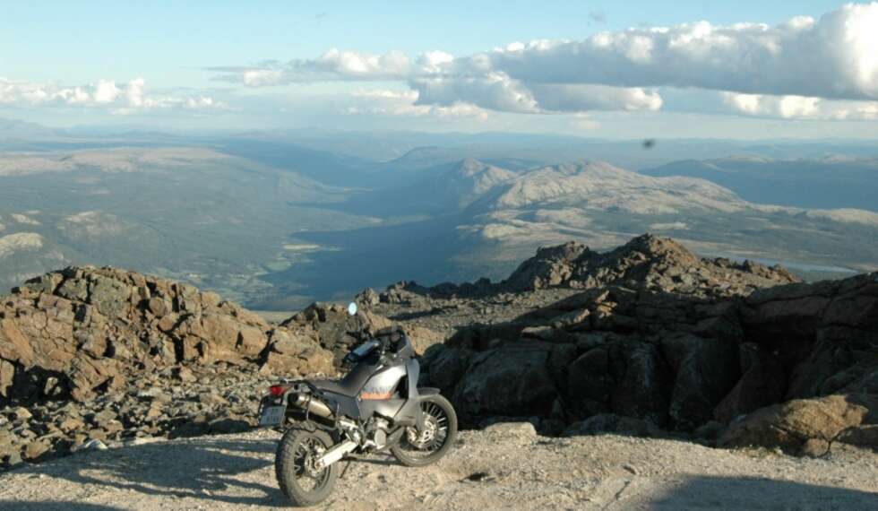 Det er mulig å fly med motorsykkel. Det kan i hvertfall føles slik når man ser ut fra 1666 meter over havet. Trontoppen er den gøyeste frittliggende fjelltoppen du kan kjøre til i Norge. Det er mulig å fly med motorsykkel. Det kan i hvertfall føles slik når man ser ut fra 1666 meter over havet. Trontoppen er den gøyeste frittliggende fjelltoppen du kan kjøre til i Norge.