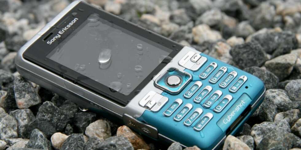 Sony Ericsson c702 tåler vann, støv, sand, samt å bli sluppet i bakken. Sony Ericsson c702 tåler vann, støv, sand, samt å bli sluppet i bakken.