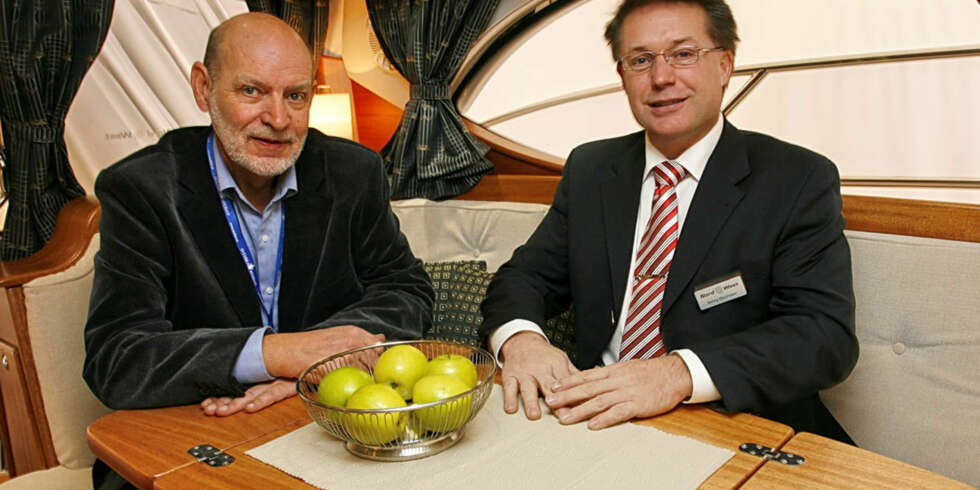 Kastloss-reporter Bengt-Erik Iversen (til v.) og Nord West-sjef Benny Martinsson i salongen på den nye Nord West 370 før avdukningen. Kastloss-reporter Bengt-Erik Iversen (til v.) og Nord West-sjef Benny Martinsson i salongen på den nye Nord West 370 før avdukningen.
