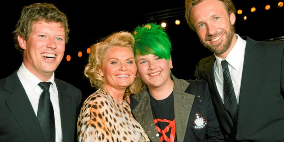 DOMMER OG MANAGER: Etter at Erlend vant "Norske Talenter" ble Jan Fredrik Karlsen manager for det unge talentet. Han var også dommer under tv-programmet. Her sammen med de andre dommerene; Mia Gundersen og Thomas Giertsen. DOMMER OG MANAGER: Etter at Erlend vant "Norske Talenter" ble Jan Fredrik Karlsen manager for det unge talentet. Han var også dommer under tv-programmet. Her sammen med de andre dommerene; Mia Gundersen og Thomas Giertsen.