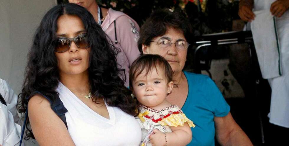 PÅ LUNSJ: Salma Hayek sammen med datteren på vei ut fra Taverna Tony's Restaurant i Malibu hvor de hadde spist lunsj. PÅ LUNSJ: Salma Hayek sammen med datteren på vei ut fra Taverna Tony's Restaurant i Malibu hvor de hadde spist lunsj.