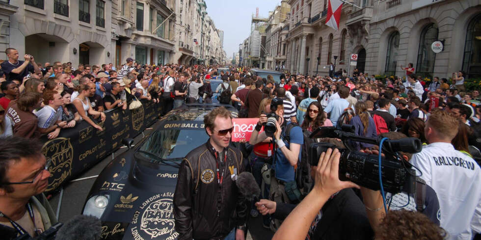 Grunnleggeren av Gumball 3000 - Maximillion Cooper - blir intervjuet før starten på 2007-rallyet. Grunnleggeren av Gumball 3000 - Maximillion Cooper - blir intervjuet før starten på 2007-rallyet.