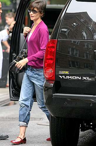 I tiden: Katie Holmes følger høstens trend med baggy jeans. I tiden: Katie Holmes følger høstens trend med baggy jeans.