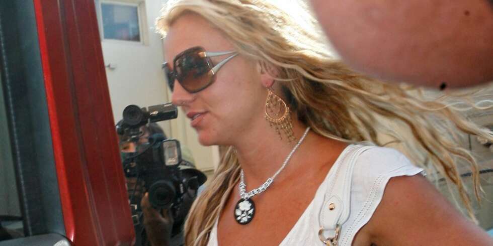 HÅNDLAGET: Britney Spears bærer her et smykke rundt halsen med sønnenes navn. HÅNDLAGET: Britney Spears bærer her et smykke rundt halsen med sønnenes navn.