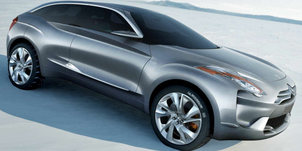 Hypnos ser meget tøff ut, men vi skal se langt etter å finne en i butikken. Spennende blir det om Citroën vil gjøre alvor av hybrid-motoren som bor i konseptet. Hypnos ser meget tøff ut, men vi skal se langt etter å finne en i butikken. Spennende blir det om Citroën vil gjøre alvor av hybrid-motoren som bor i konseptet.