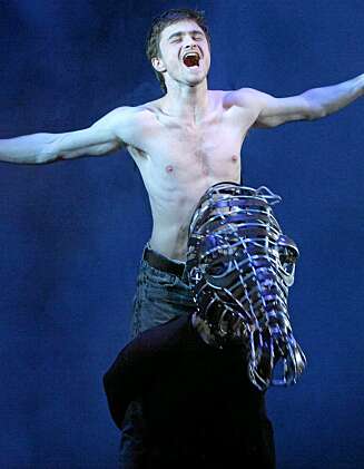 KRITIKERROST: Daniel høstet strålende kritikker da han spilte Alan Strang i teatertykket "Equus" i London. I høt gjentar han suksessen på Broadway i New York. KRITIKERROST: Daniel høstet strålende kritikker da han spilte Alan Strang i teatertykket "Equus" i London. I høt gjentar han suksessen på Broadway i New York.