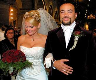 VAR TIL STEDE: Mamma Unni var til stede da datteren Mia Gundersen giftet seg med Marcel Lelienhof i Stavanger domkirke i 2002. Mia har tatt vare på kjolen Unni hadde på seg til minne om moren. VAR TIL STEDE: Mamma Unni var til stede da datteren Mia Gundersen giftet seg med Marcel Lelienhof i Stavanger domkirke i 2002. Mia har tatt vare på kjolen Unni hadde på seg til minne om moren.