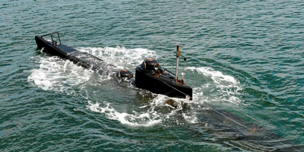 Kraka er bygget av skrapmetall men oppfører seg som en ekte marineubåt. Kraka er bygget av skrapmetall men oppfører seg som en ekte marineubåt.