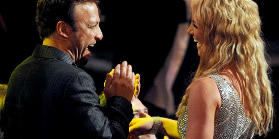 SMILTE OG LO: Britney Spears ble ledsaget av manageren sin Larry Rudolph, og begge smilte bredt da hun vant kveldens gjeveste pris, "Årets video". SMILTE OG LO: Britney Spears ble ledsaget av manageren sin Larry Rudolph, og begge smilte bredt da hun vant kveldens gjeveste pris, "Årets video".