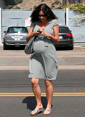 HØYGRAVID: Minnie Driver kan endelig kose seg i mammarollen, men vil fortsatt ikke avsløre hvem som er faren til sønnen. HØYGRAVID: Minnie Driver kan endelig kose seg i mammarollen, men vil fortsatt ikke avsløre hvem som er faren til sønnen.