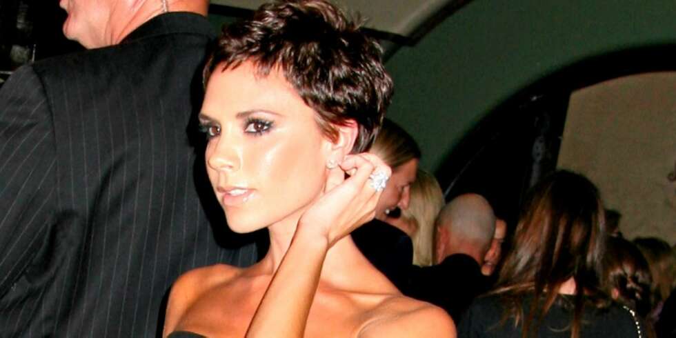 SVEISEN DAME: Victoria Beckham holder sge oppdatert på hår-fronten. Nå har hun en mørkere og kortere sveis enn noensinne. SVEISEN DAME: Victoria Beckham holder sge oppdatert på hår-fronten. Nå har hun en mørkere og kortere sveis enn noensinne.
