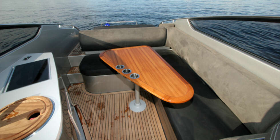 Coronet 290 fremstår mer som en italiensk designerbåt enn en gjennomført skandinav. Coronet 290 fremstår mer som en italiensk designerbåt enn en gjennomført skandinav.