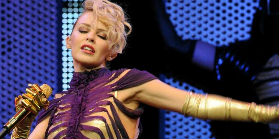 VURDERER JENTER: Kylie Minogue har brent seg i så mange forhold med menn at hun kunne blitt lesbisk for Tallulah Bankheads skyld. VURDERER JENTER: Kylie Minogue har brent seg i så mange forhold med menn at hun kunne blitt lesbisk for Tallulah Bankheads skyld.