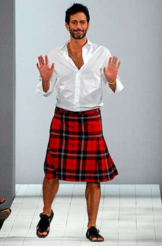 Designer Marc Jacobs stilte i kilt og sandaler etter visningen av Marc by Marc Jabobs i New York. Designer Marc Jacobs stilte i kilt og sandaler etter visningen av Marc by Marc Jabobs i New York.